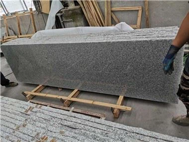 Đá granite G603 màu xám nhạt và trắng