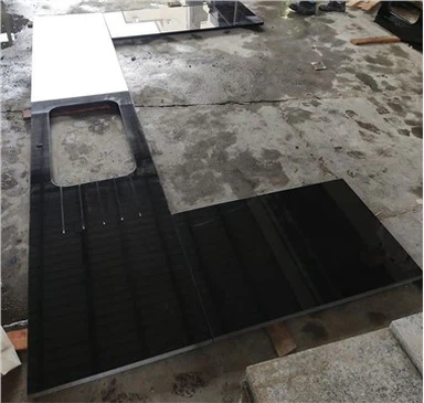 Mặt bàn bếp bằng đá granite đen