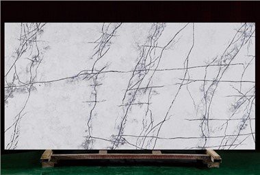 Thạch anh trắng có vân màu xám