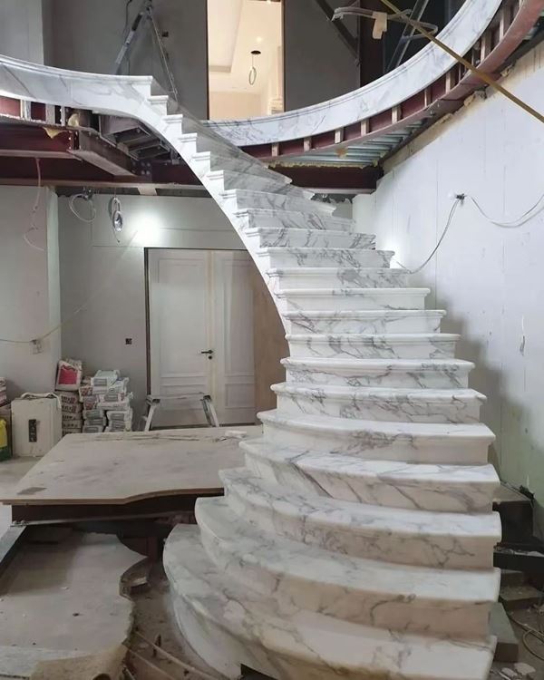 Cầu thang bằng đá cẩm thạch Calacatta