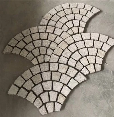 Gạch lát sàn hình quạt bằng đá granite màu vàng